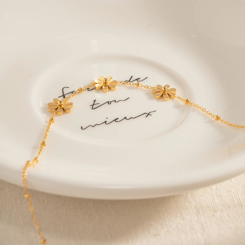 Three Little Daisies Necklace