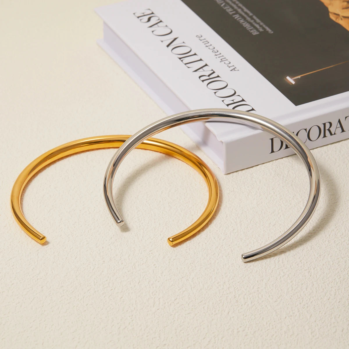 Glossy Smooth Collar Necklace