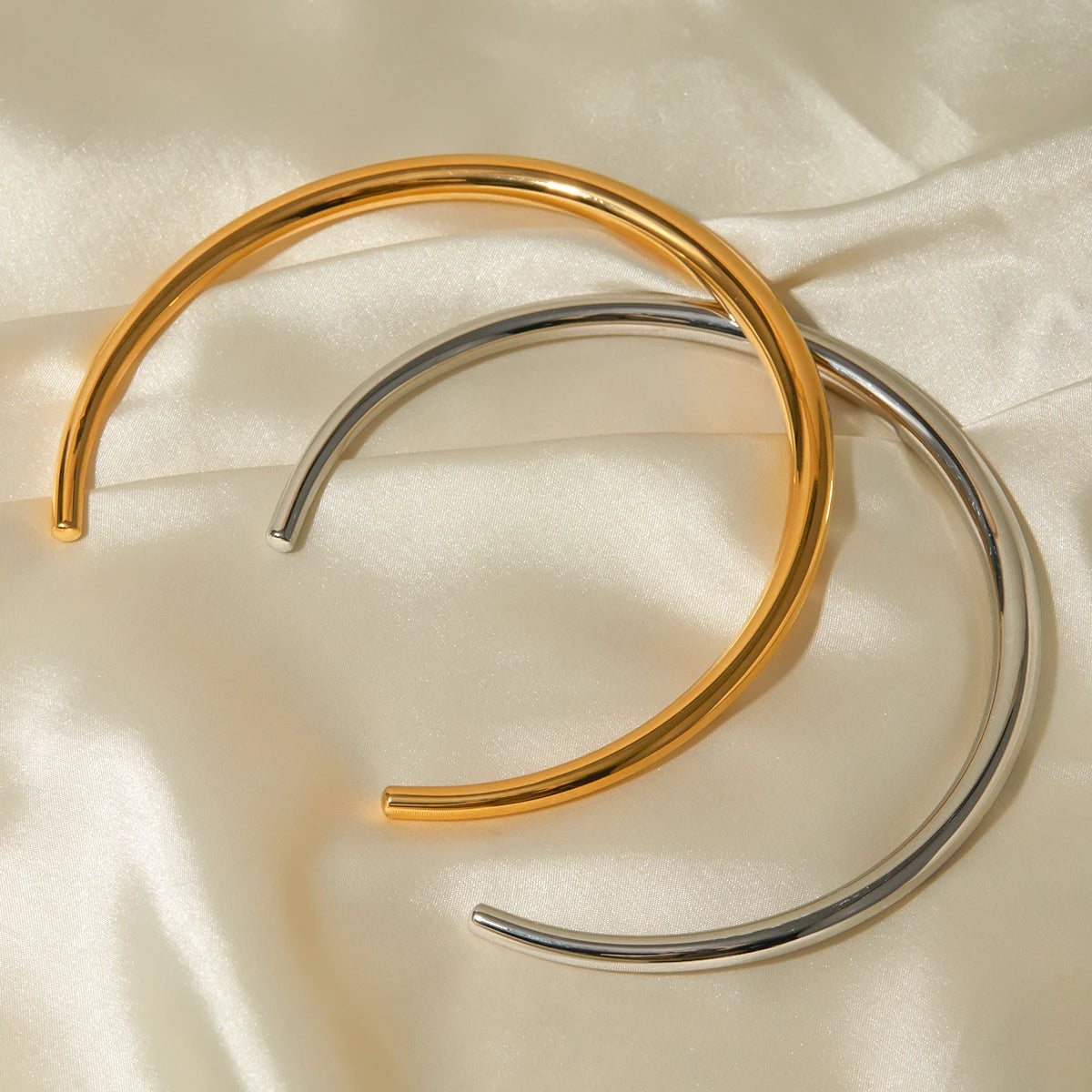 Glossy Smooth Collar Necklace