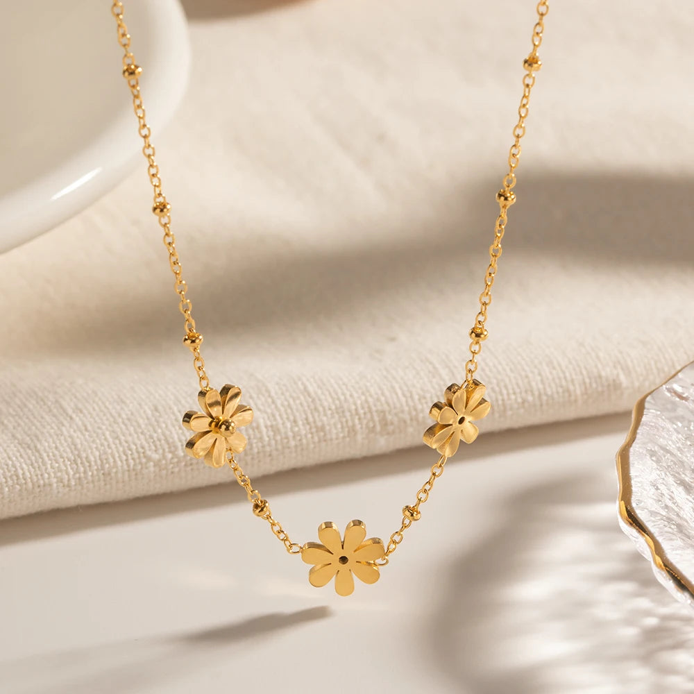 Three Little Daisies Necklace